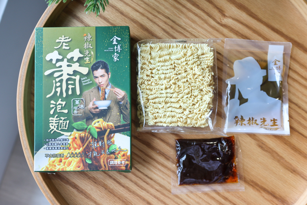 〖 美食 〗金博家辣椒先生 老蕭泡麵 薑爆塔香口味 超好吃！味道夠台才對味 (11).jpg