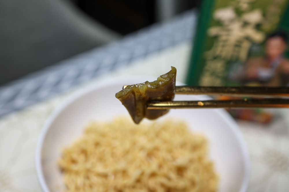 〖 美食 〗金博家辣椒先生 老蕭泡麵 薑爆塔香口味 超好吃！味道夠台才對味 (23).jpg