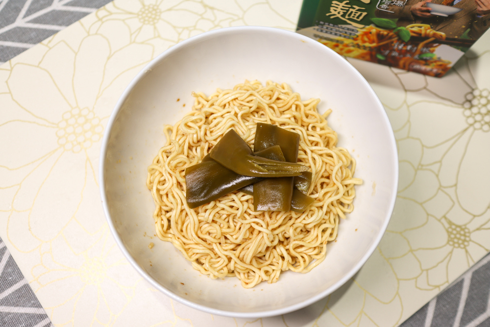 〖 美食 〗金博家辣椒先生 老蕭泡麵 薑爆塔香口味 超好吃！味道夠台才對味 (20).jpg