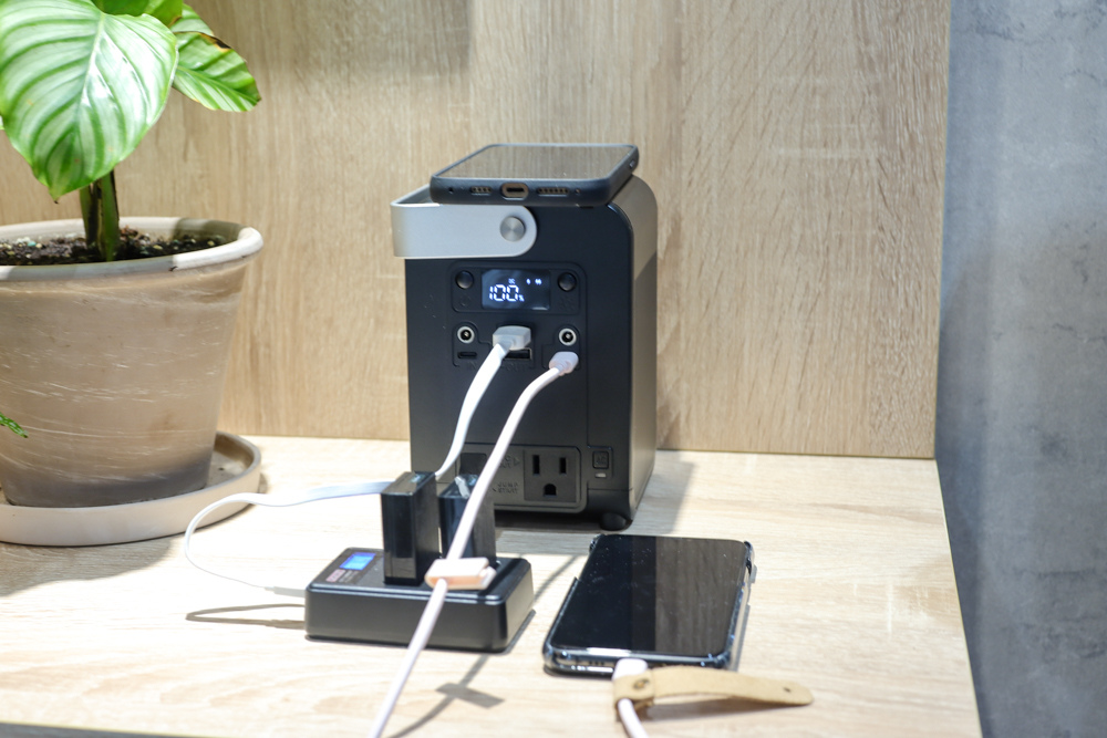 〖 3C 〗Roommi 多功能行動電源供應器 小電寶 超大容量 27000mAh 適合露營、照明、緊急求救、閱讀燈、幫各式電器充電 (4).jpg 試用