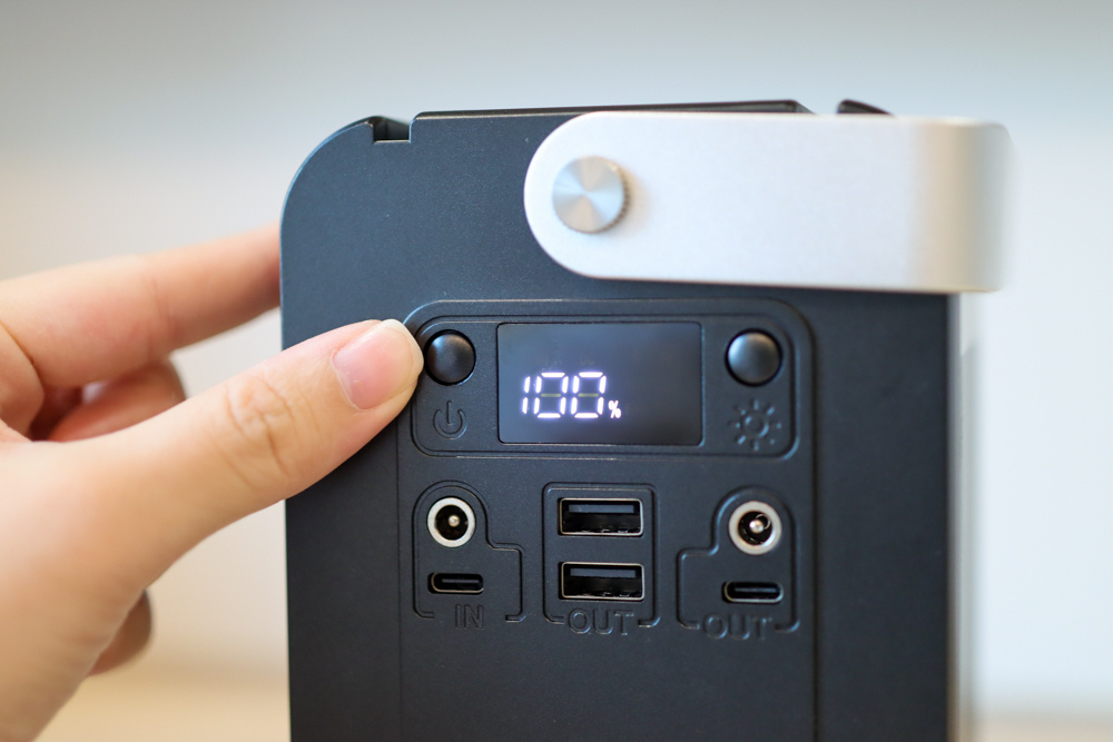 〖 3C 〗Roommi 多功能行動電源供應器 小電寶 超大容量 27000mAh 適合露營、照明、緊急求救、閱讀燈、幫各式電器充電 (18).jpg 試用