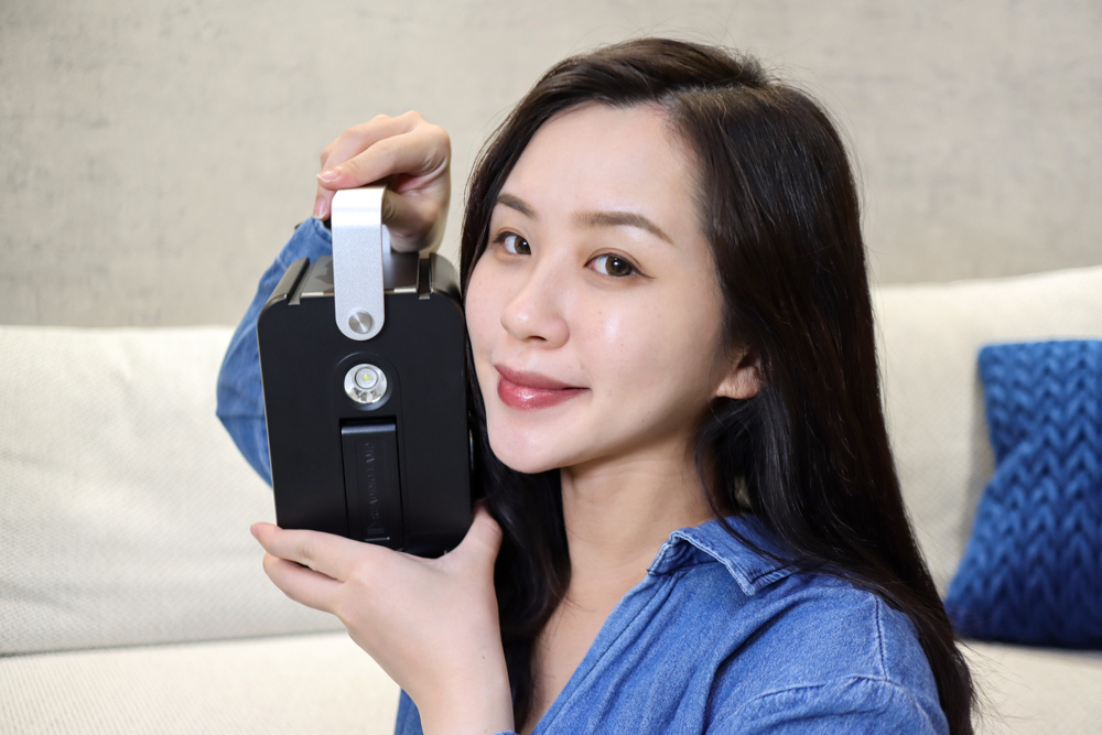 〖 3C 〗Roommi 多功能行動電源供應器 小電寶 超大容量 27000mAh 適合露營、照明、緊急求救、閱讀燈、幫各式電器充電 (10).jpg 試用