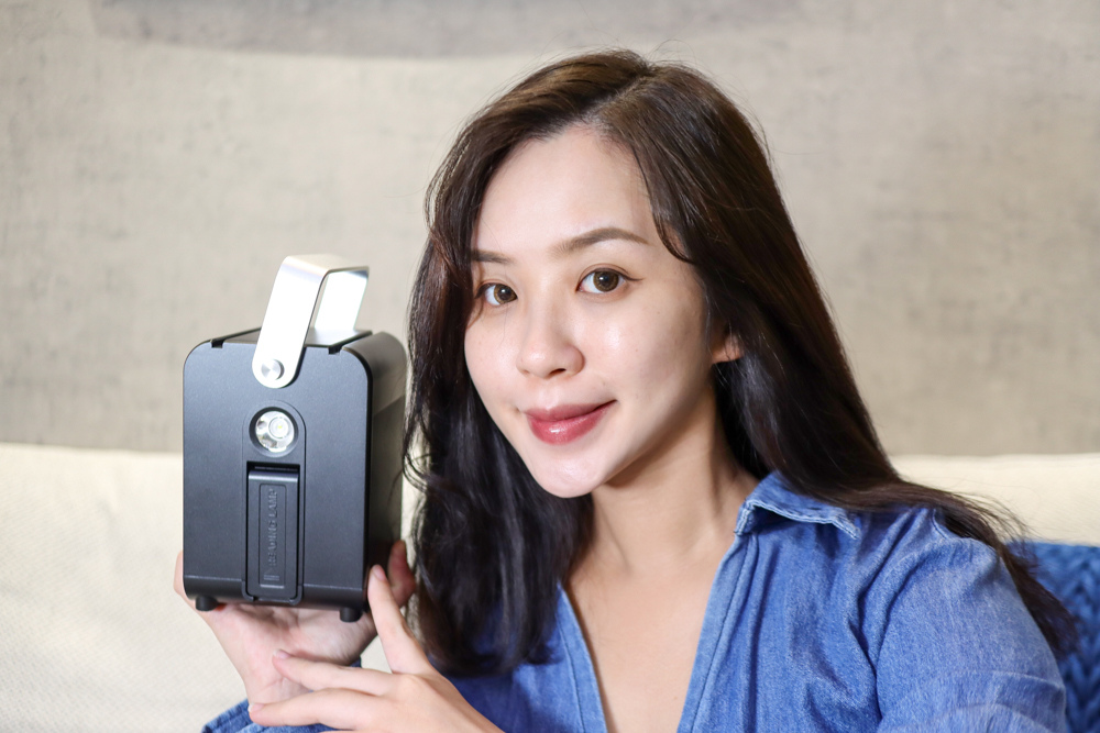 〖 3C 〗Roommi 多功能行動電源供應器 小電寶 超大容量 27000mAh 適合露營、照明、緊急求救、閱讀燈、幫各式電器充電 (9).jpg 試用