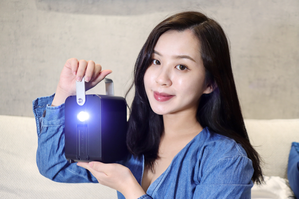 〖 3C 〗Roommi 多功能行動電源供應器 小電寶 超大容量 27000mAh 適合露營、照明、緊急求救、閱讀燈、幫各式電器充電 (8).jpg 試用
