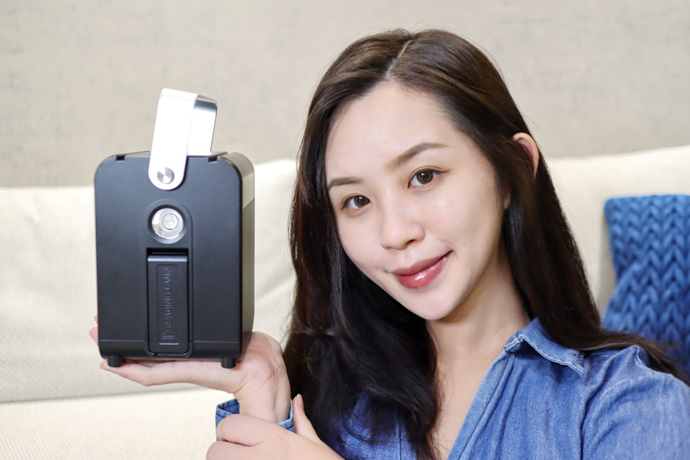 〖 3C 〗Roommi 多功能行動電源供應器 小電寶 超大容量 27000mAh 適合露營、照明、緊急求救、閱讀燈、幫各式電器充電 (11).jpg 試用
