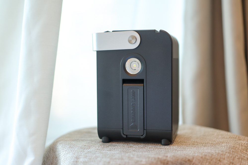 〖 3C 〗Roommi 多功能行動電源供應器 小電寶 超大容量 27000mAh 適合露營、照明、緊急求救、閱讀燈、幫各式電器充電 (14).jpg 試用