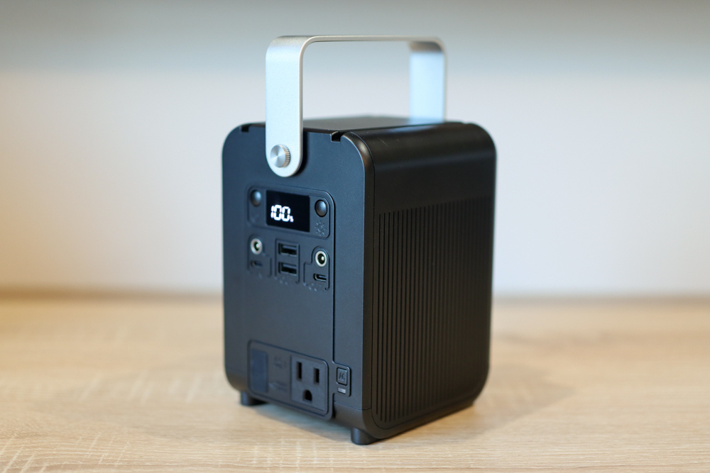 〖 3C 〗Roommi 多功能行動電源供應器 小電寶 超大容量 27000mAh 適合露營、照明、緊急求救、閱讀燈、幫各式電器充電 (20).jpg 試用
