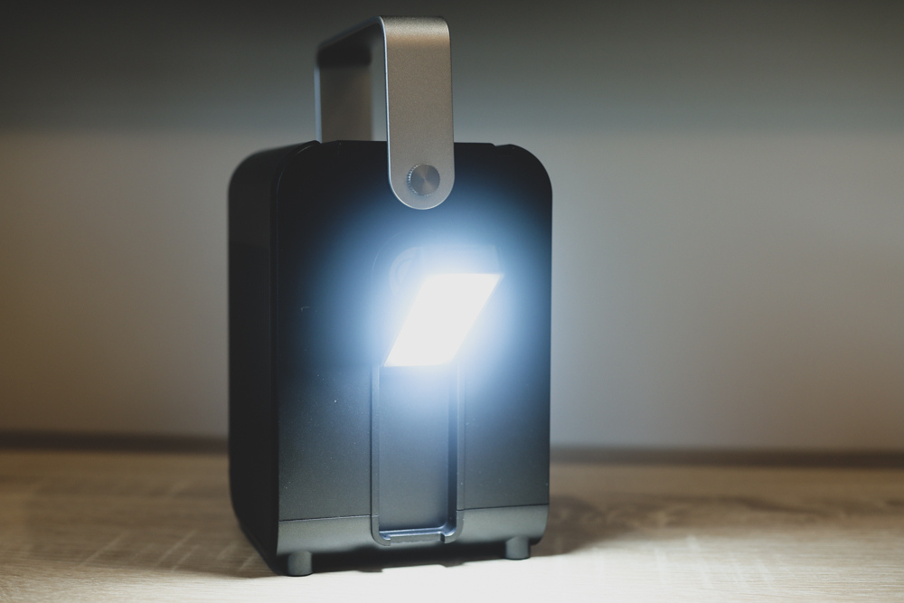 〖 3C 〗Roommi 多功能行動電源供應器 小電寶 超大容量 27000mAh 適合露營、照明、緊急求救、閱讀燈、幫各式電器充電 (23).jpg 試用