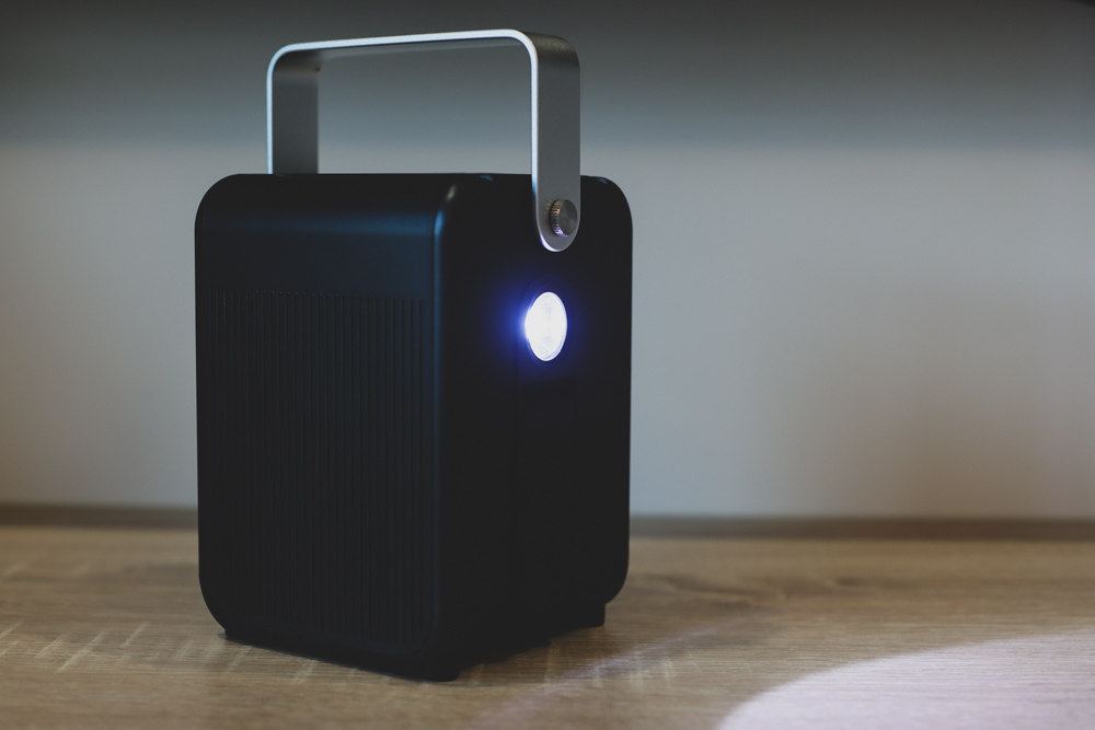 〖 3C 〗Roommi 多功能行動電源供應器 小電寶 超大容量 27000mAh 適合露營、照明、緊急求救、閱讀燈、幫各式電器充電 (21).jpg 試用