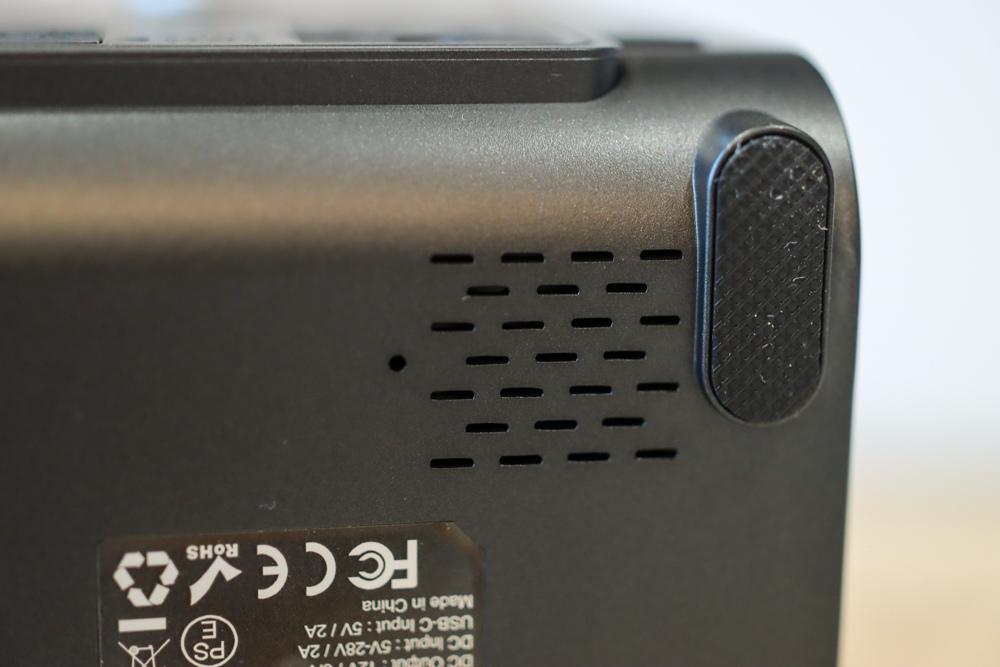 〖 3C 〗Roommi 多功能行動電源供應器 小電寶 超大容量 27000mAh 適合露營、照明、緊急求救、閱讀燈、幫各式電器充電 (25).jpg 試用