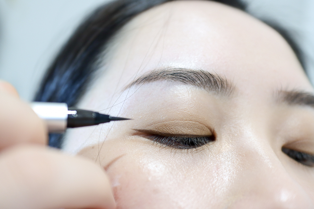 〖 眼線液 〗列入最愛眼線液名單 K-Palette 完美持久 專業版眼線液 01黑色 02棕黑 試色|2022眼線液推薦 (3).jpg 試用