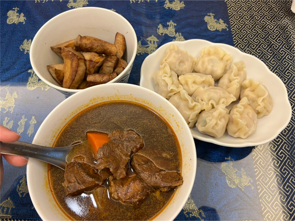 有春茶館 冷凍宅配 宅配美食 高麗菜水餃 開箱 心得 牛肉湯 滷豆干 (10).jpg