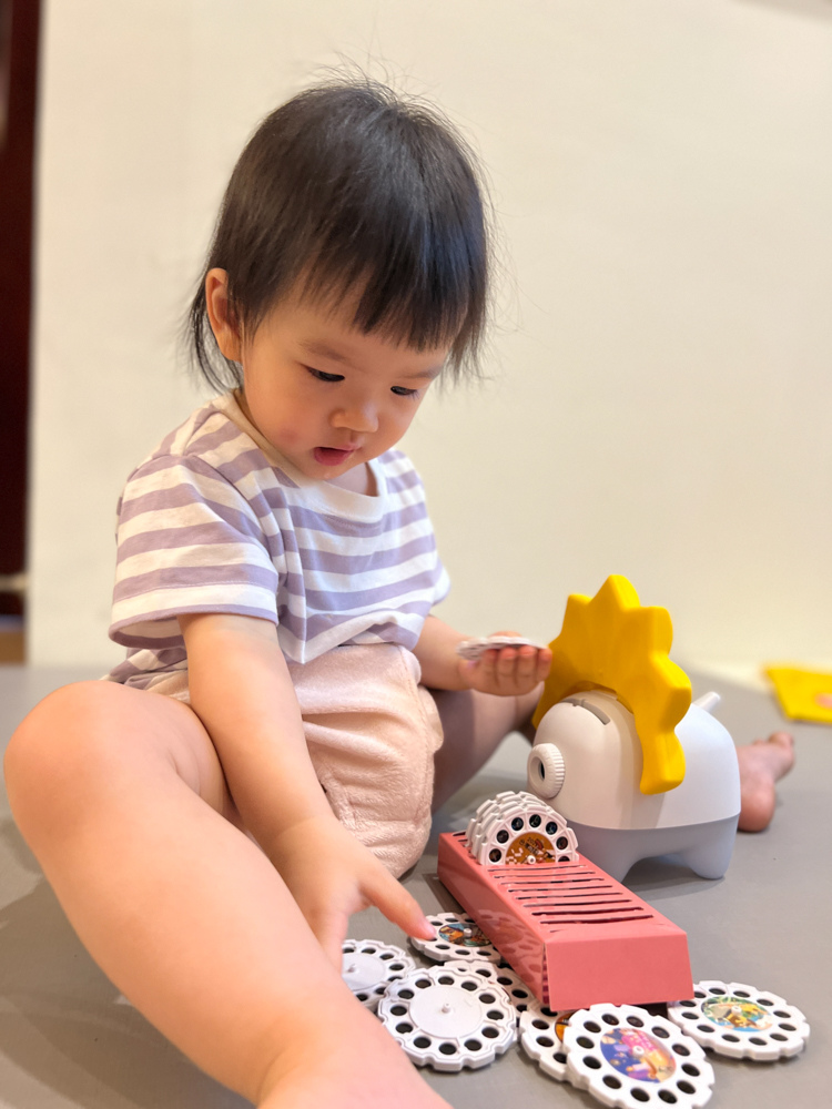 20〖親子共讀〗MIT台灣製兒童故事機 CubieLand.逑比樂 兒童繪本投影機 陪伴寶寶每一天｜週歲禮物推薦.jpg