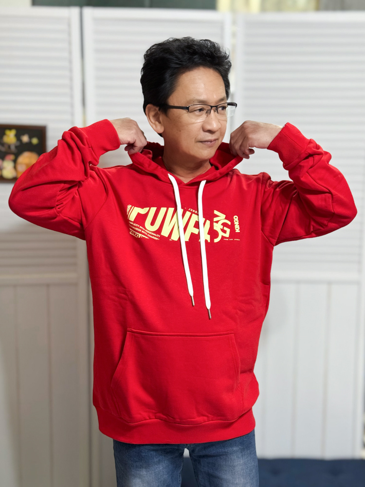 kingo紅色連帽帽Ｔ2.jpg