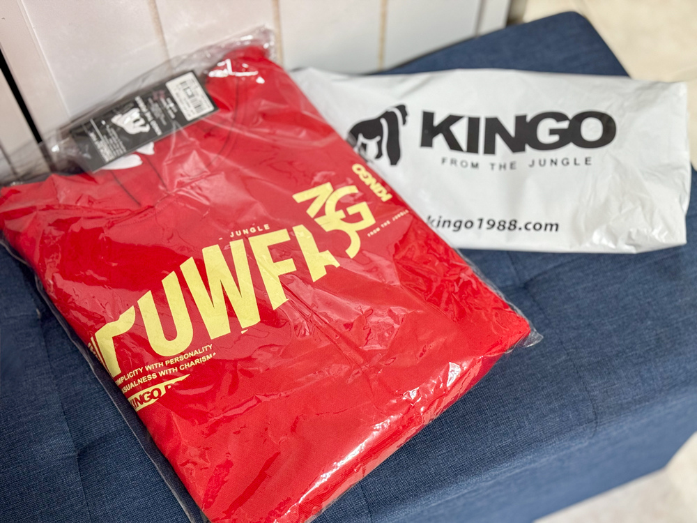 kingo紅色連帽帽Ｔ4.jpg