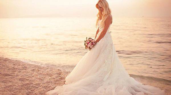 Beach-Wedding-Dresses-Pictures-HD-Wallpaper-672x372