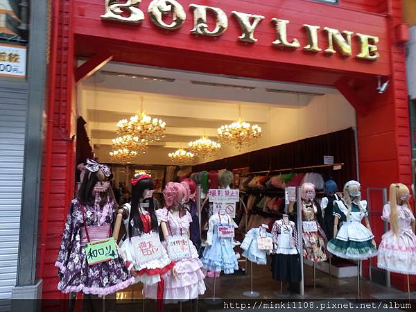 據說很有名的COSPLAY衫店~(我後來回香港後才看到店前的不可拍照...)