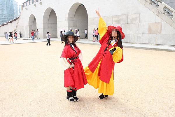 Tourist in gatekeepers clothes outside Gyeongbokgung