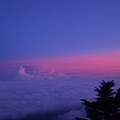 走在日出雲海旁，感覺很好