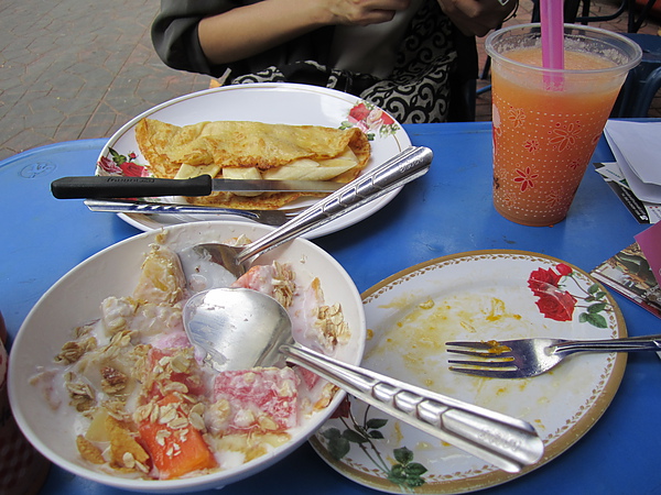 搞定明年回曼谷後的住宿後，悠哉吃早餐