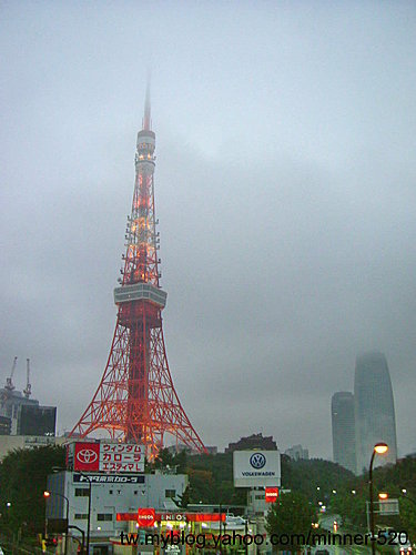 陰雨綿綿下的東京鐵塔.jpg