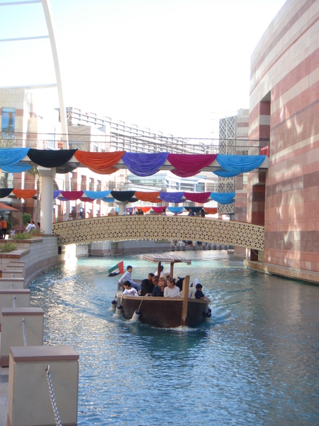 Dubai Festival City 運河上有遊船