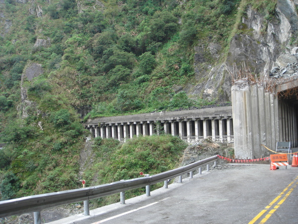 白揚步道外的明隧道 白揚步道外的明隧道
