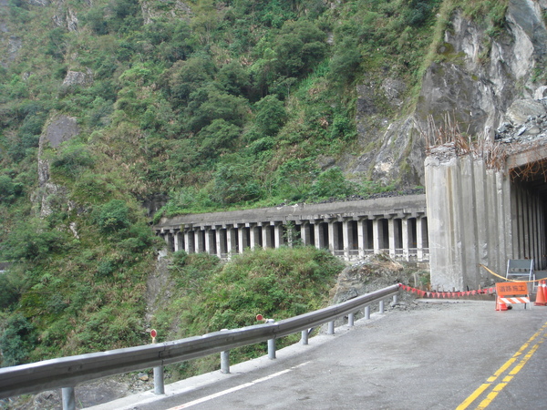 白揚步道外的明隧道