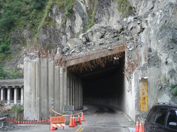 前面已經塌坊的明隧道 前面已經塌坊的明隧道