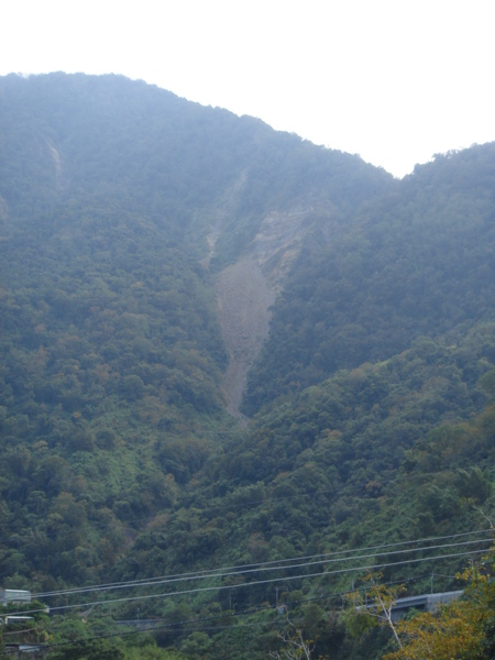 從東埔吊橋看八通關古道的土石流