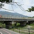 從鐵道橋下鑽過的自行車道