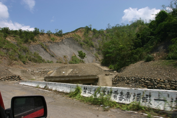 山崩過後的山壁