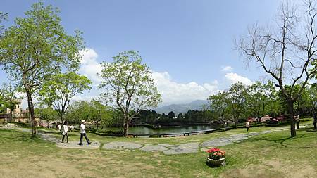 綠草地+湖景+藍天白雲=好美