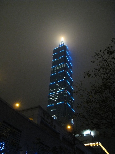 Taipei 101 with 藍色的燈