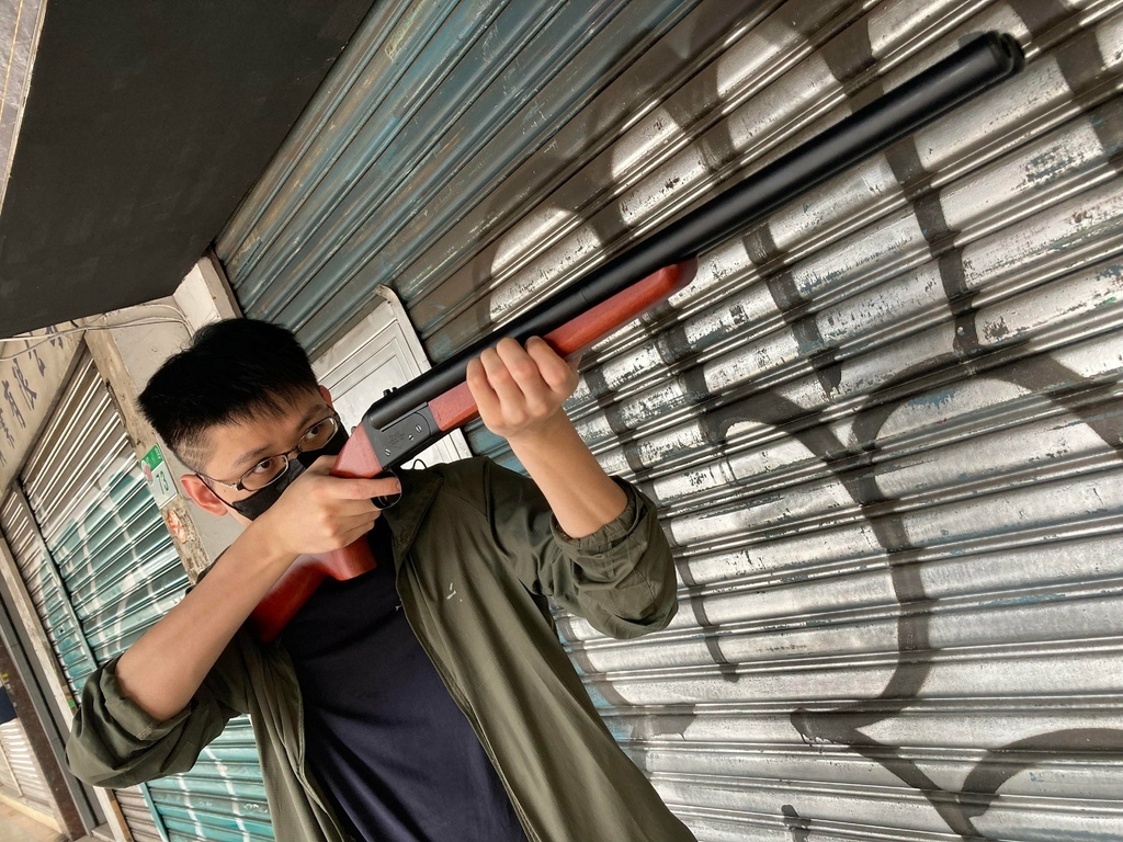 FS華山 MAD MAX 實木雙管霰彈槍 瓦斯槍 台北槍店 生存遊戲專賣 義勇兵 持槍.jpg