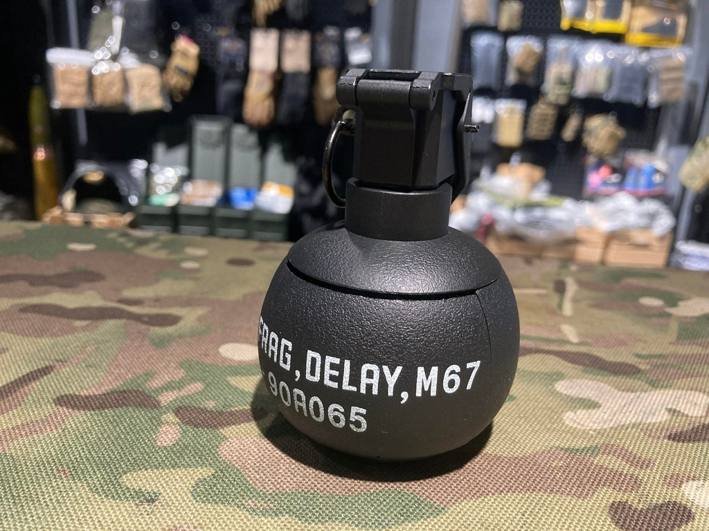 M67 玩具手榴彈 蘋果 彈簧動力 撞擊式 台北槍店 生存遊戲專賣 義勇兵 黑色.jpg