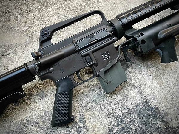 VFC XM177E2 CAR-15樣式圓形塑膠護木 M16A1型握把+XM148 金屬瞄準象限儀GBB COLT授權刻字 瓦斯槍 榴彈發射器 越戰 台北槍店 生存遊戲專賣店 義勇兵.jpg