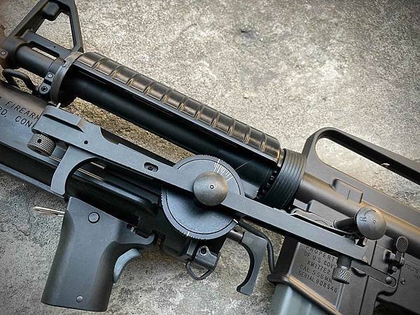 VFC XM177E2 CAR-15樣式圓形塑膠護木 +XM148 金屬瞄準象限儀GBB COLT授權刻字 瓦斯槍 榴彈發射器 越戰 台北槍店 生存遊戲專賣店 義勇兵.jpg