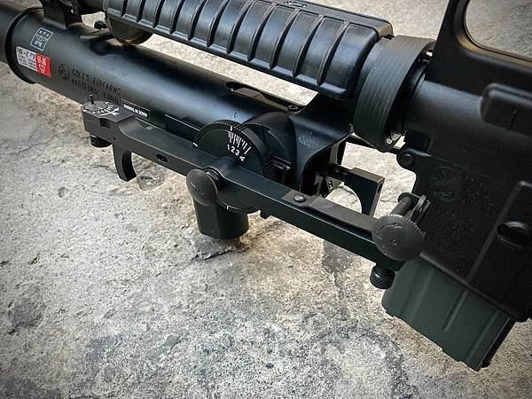 VFC XM177E2+XM148 GBB COLT授權刻字 瓦斯槍 榴彈發射器 越戰 台北槍店 生存遊戲專賣店 義勇兵 XM148式樣金屬瞄準象限儀.jpg