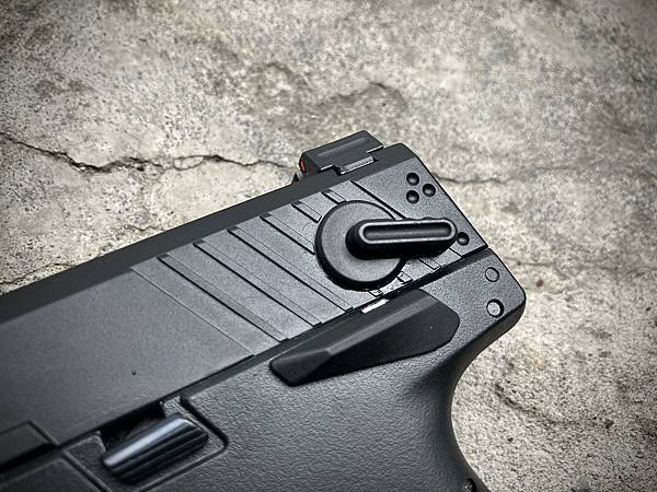 TTI Airsoft TP22 瓦斯手槍 TAURUSTX TX22 單連發 金屬滑套 台北槍店 生存遊戲專賣店 義勇兵 雙邊滑套卡榫及保險.jpg
