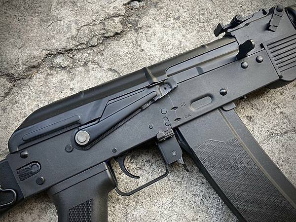SPECNA ARMS AK105 SA-J73 CORE™電動槍 電槍 AEG 義勇兵台北生存遊戲專賣店 輕量化尼龍加纖運動版槍身.jpg