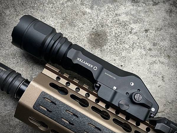 真品戰術槍燈ARMYTEK PARMA C2 PRO 1500流明 高亮遠射型 射程350米 義勇兵台北生存遊戲專賣店.jpg