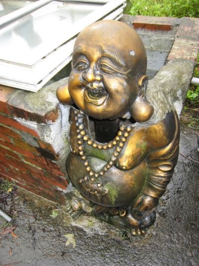 老師自製的水池邊的彌勒佛