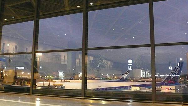 東京機場逛到天都要黑了