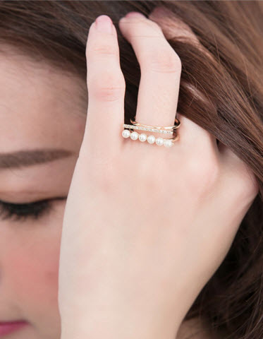SUPER COLOR，雙槓珍珠亮鑽造型戒指 NT$142 (49折出清)