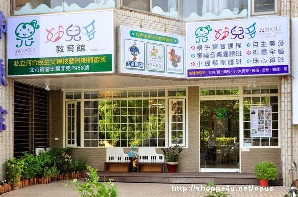 格子窗小屋