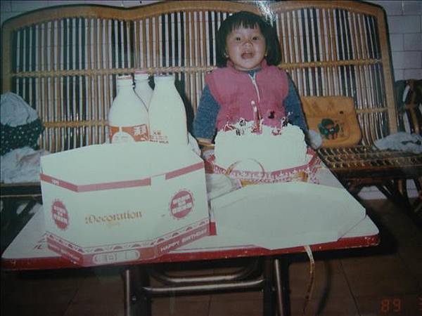 小妹兩歲，小時候都是吃蛋糕的照片