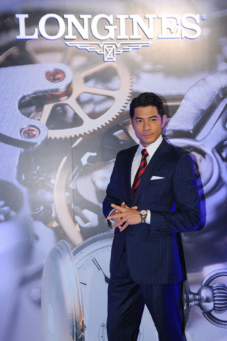 20120813郭富城為浪琴帥氣出場　「文青」也瘋狂　於尋找台灣最古老的浪琴表主題背板前拍照