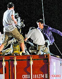 郭富城一躍而下到貨櫃車頂，相當危險.jpg