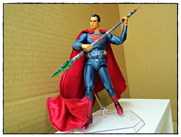 MAFEX_031_n_superman_spear.JPG